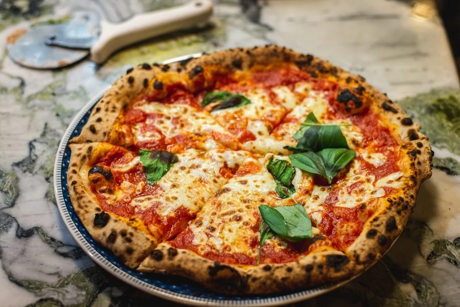 Ünal Konağı menüsünden, taze fesleğenli pizza
